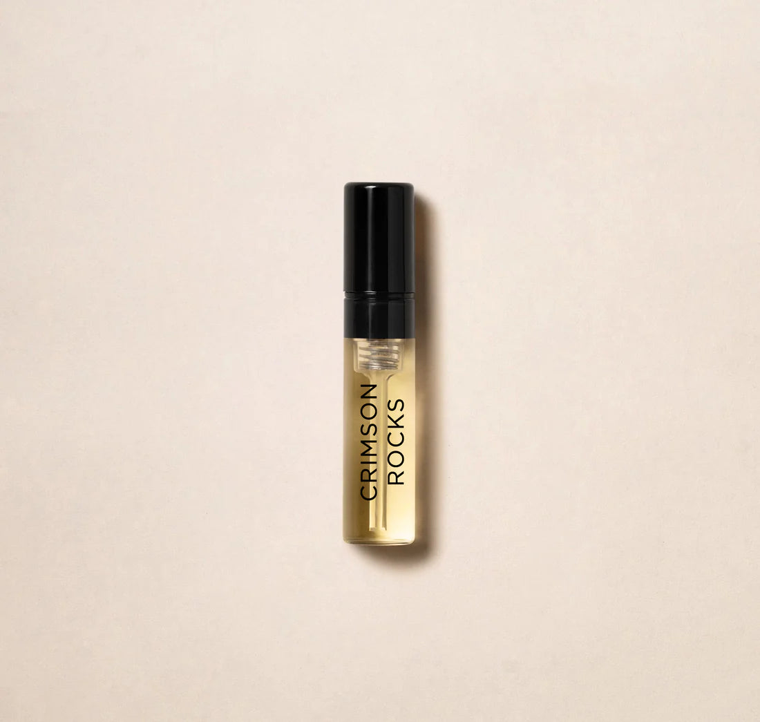 2ml 0.06oz 공식 향수 샘플로 아무아주 크림슨 락의 고급스러운 향에 푹 빠져보세요. 명망 높은 아무아주 퍼퓸 하우스에서 제작한 이 샘플은 본품에 담기 전에 이 특별한 향수의 매혹적인 향을 직접 경험할 수 있는 완벽한 기회를 제공합니다. 아무아주 크림슨 락으로 당신의 향수 세계를 한 단계 업그레이드하세요.