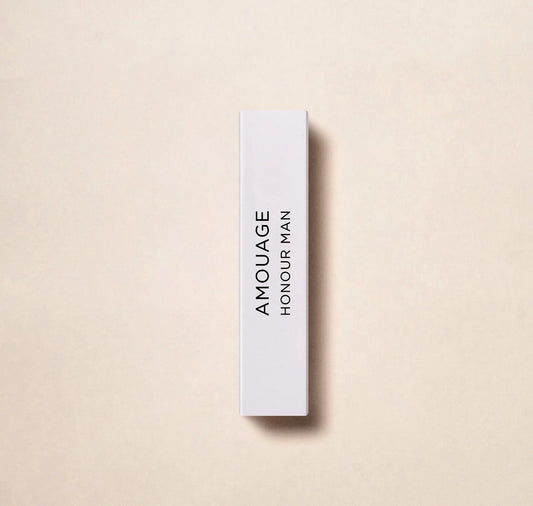 아무아주 퍼퓸 하우스의 럭셔리한 감성을 아너 맨 2ml 0.06oz 공식 향수 샘플로 경험해 보세요. 이 유명 브랜드의 세련된 향에 푹 빠져보세요. 외출 시 가볍게 사용하거나 아무아주에서 엄선한 향수를 샘플로 사용하기에 완벽합니다.