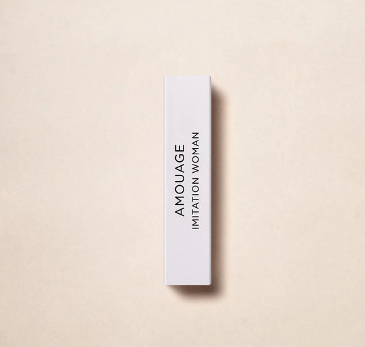 아무아주 이미테이션 우먼의 고급스러운 향을 2ml(0.06oz)의 공식 샘플로 경험해 보세요. 유명 향수 브랜드 아무아주에서 제작한 이 향수는 우아함과 세련미를 발산합니다. 본품 사용 전 테스트용으로, 또는 외출 시 가볍게 사용하기에 완벽한 향수입니다.