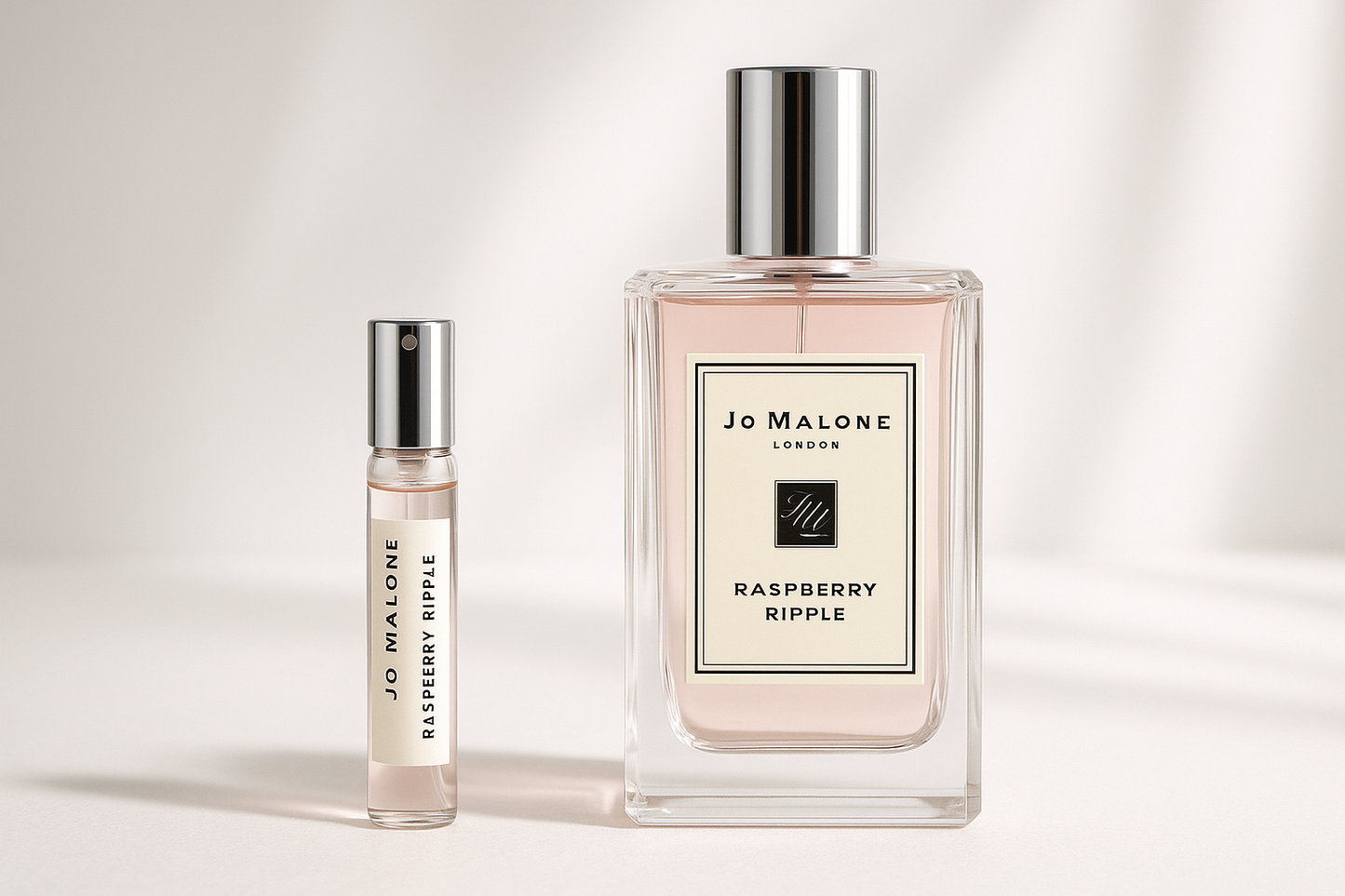 Jo Malone Raspberry Ripple 2ml 향수 샘플과 100ml Jo Malone Raspberry Ripple 향수 병 옆에 서 있는 모습