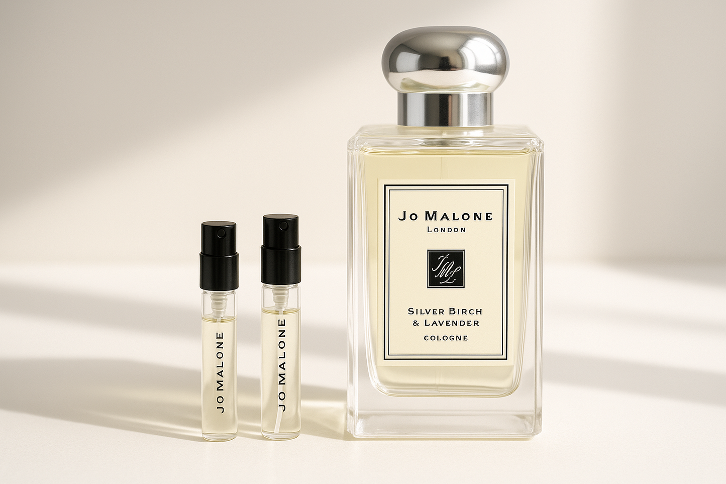 Jo Malone Silver Birch & Lavender Cologne 향수 샘플 1ml가 Jo Malone Silver Birch 100ml 향수 옆에 서 있습니다.