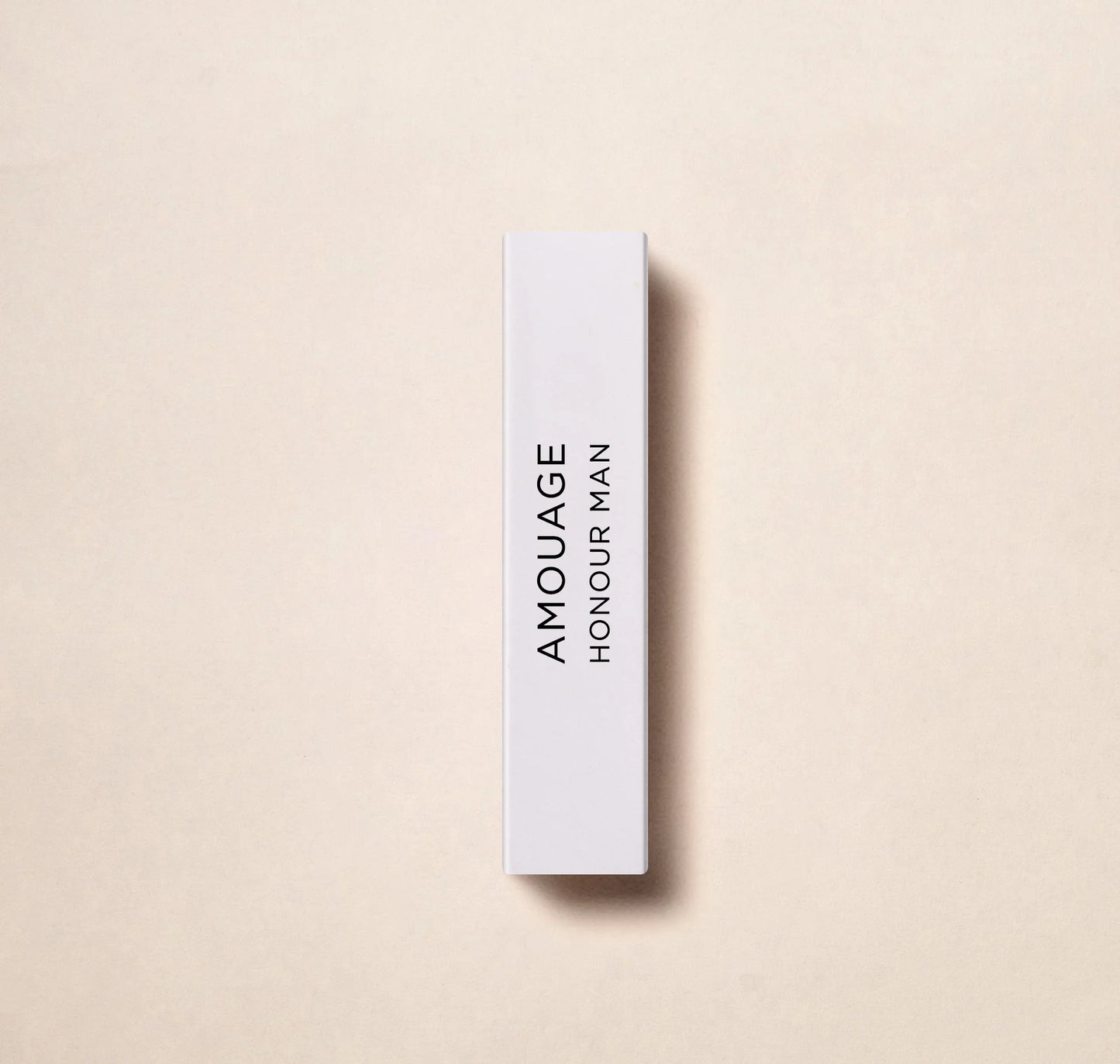 아무아주 퍼퓸 하우스의 럭셔리한 감성을 아너 맨 2ml 0.06oz 공식 향수 샘플로 경험해 보세요. 이 유명 브랜드의 세련된 향에 푹 빠져보세요. 외출 시 가볍게 사용하거나 아무아주에서 엄선한 향수를 샘플로 사용하기에 완벽합니다.