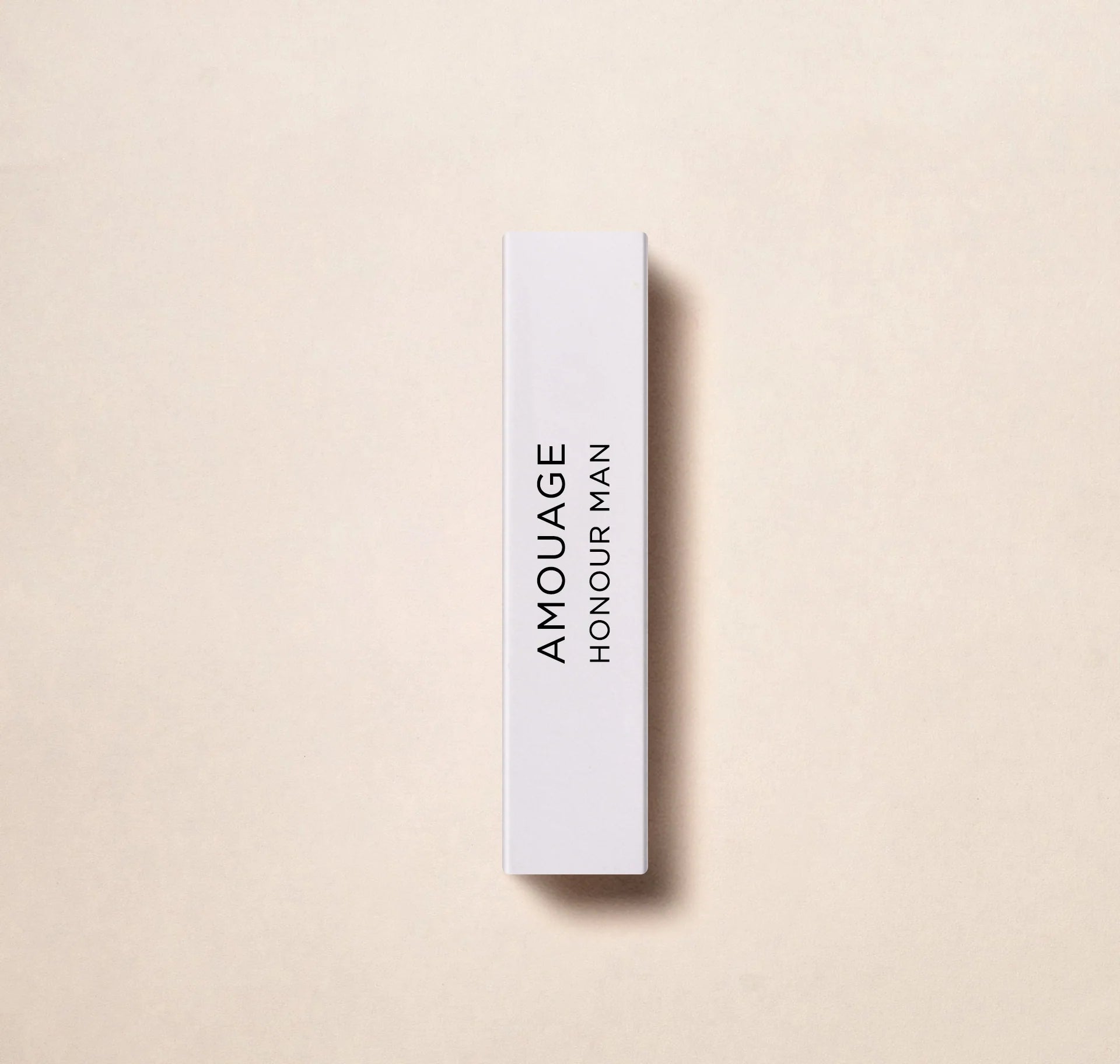 아무아주 퍼퓸 하우스의 럭셔리한 감성을 아너 맨 2ml 0.06oz 공식 향수 샘플로 경험해 보세요. 이 유명 브랜드의 세련된 향에 푹 빠져보세요. 외출 시 가볍게 사용하거나 아무아주에서 엄선한 향수를 샘플로 사용하기에 완벽합니다.