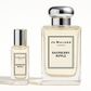 Jo Malone Raspberry Ripple 100ml 병 옆에 서 있는 Jo Malone Raspberry Ripple 12ml 샘플 병