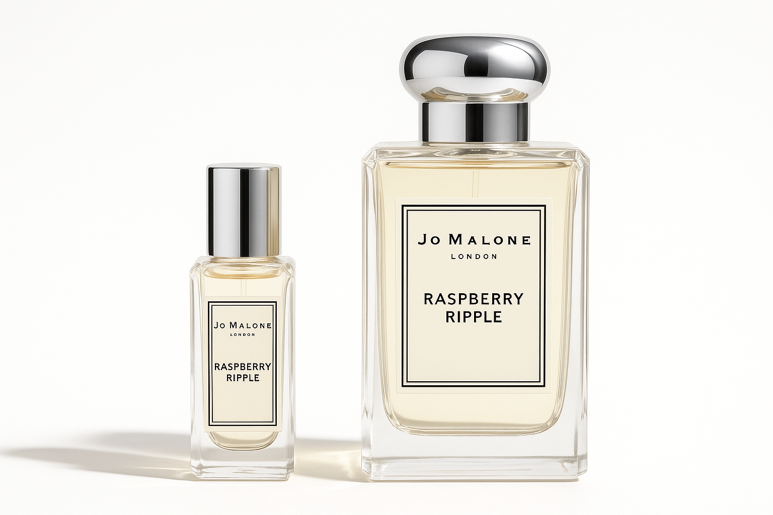 Jo Malone Raspberry Ripple 100ml 병 옆에 서 있는 Jo Malone Raspberry Ripple 12ml 샘플 병