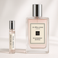 Jo Malone Raspberry Ripple 2ml 향수 샘플과 100ml Jo Malone Raspberry Ripple 향수 병 옆에 서 있는 모습