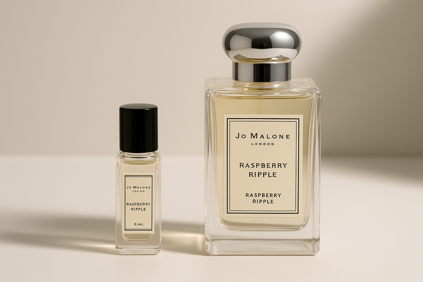 Jo Malone Raspberry Ripple 6ml 향수 샘플이 Jo Malone Raspberry Ripple 100ml 병 옆에 서 있습니다.