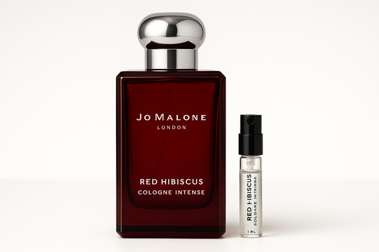 Jo Malone Red Hibiscus Cologne Intense 1ml 샘플이 진한 빨간색 병에 흰색 글씨가 적힌 Jo Malone Red Hibiscus Cologne Intense 100ml 향수병 옆에 서 있습니다.
